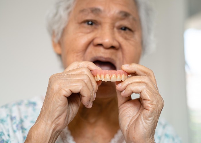 ปัญหาสุขภาพช่องปากในผู้สูงอายุ 